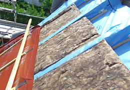 Dachaufbau mit Dampfbremse, mineralischer Dämmung und diffusionsoffener Unterspannbahn 